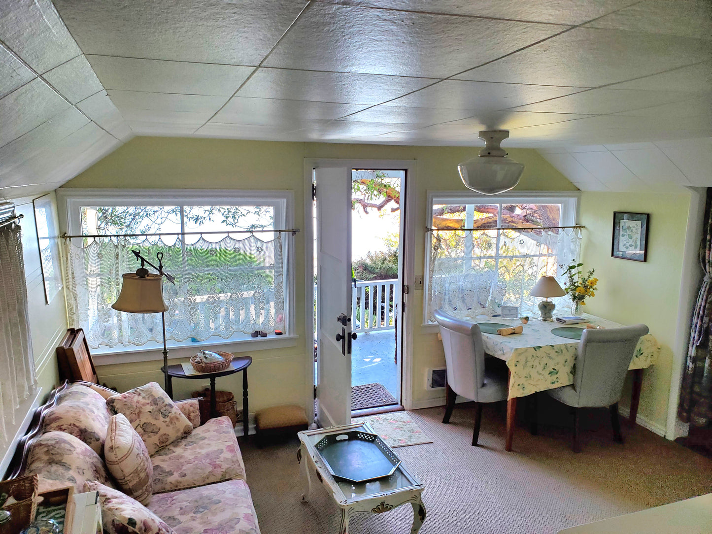 Jenny’s Cottage Vacation Rental near Port Townsend WA perfect for couples or a wedding retreat