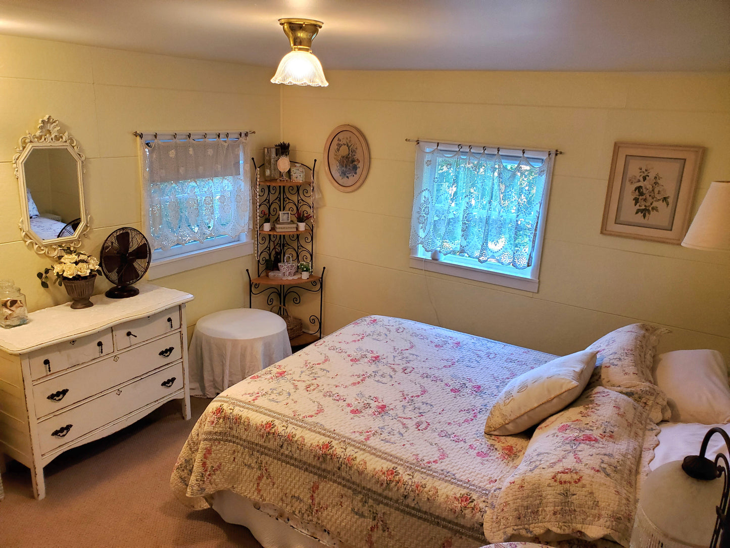 Jenny’s Cottage Vacation Rental near Port Townsend WA perfect for couples or a wedding retreat