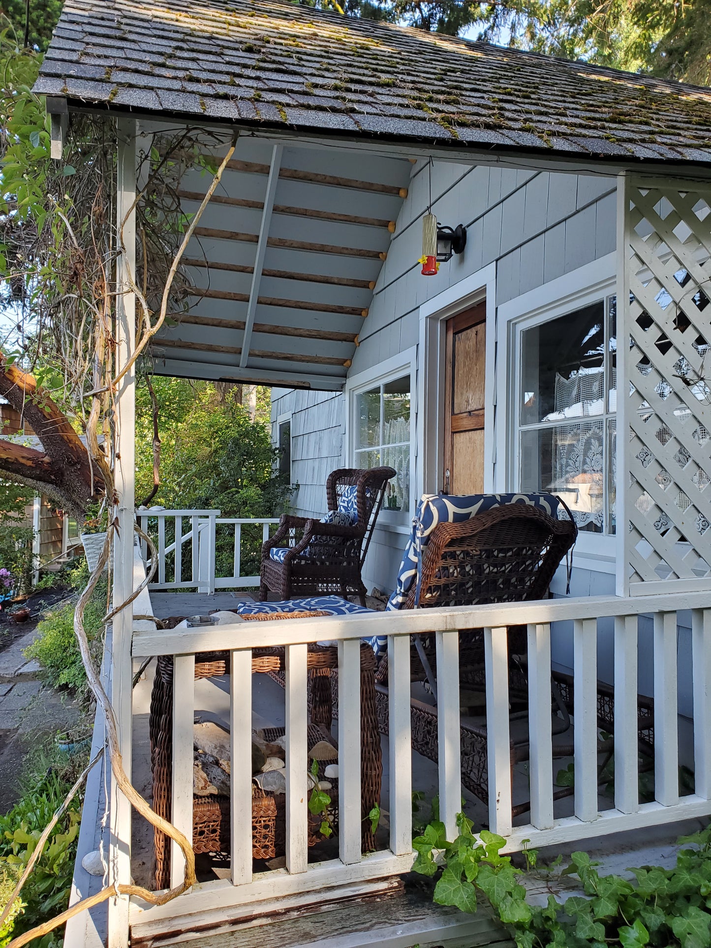 Jenny’s Cottage Vacation Rental near Port Townsend WA perfect for couples or a wedding retreat