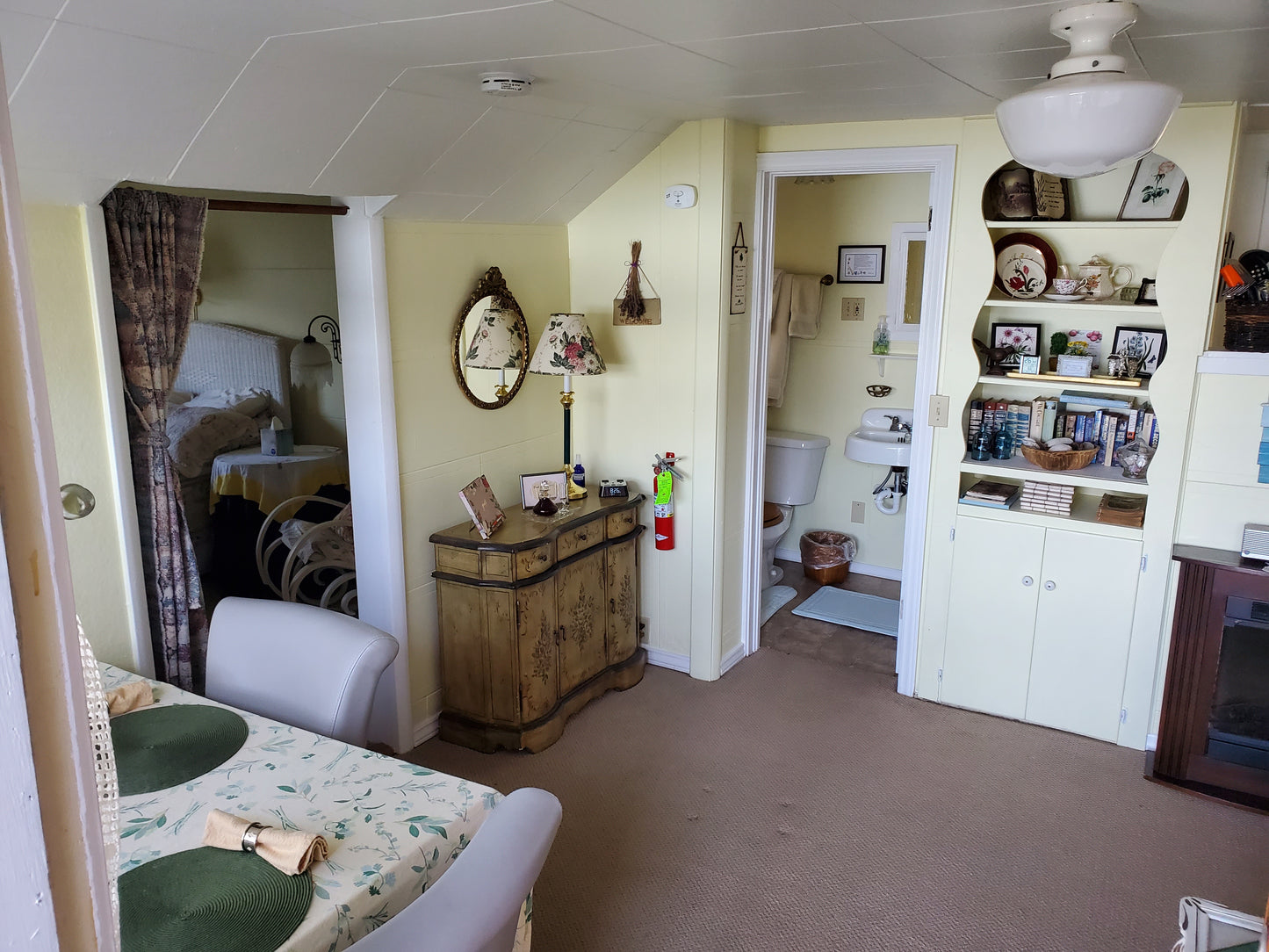 Jenny’s Cottage Vacation Rental near Port Townsend WA perfect for couples or a wedding retreat